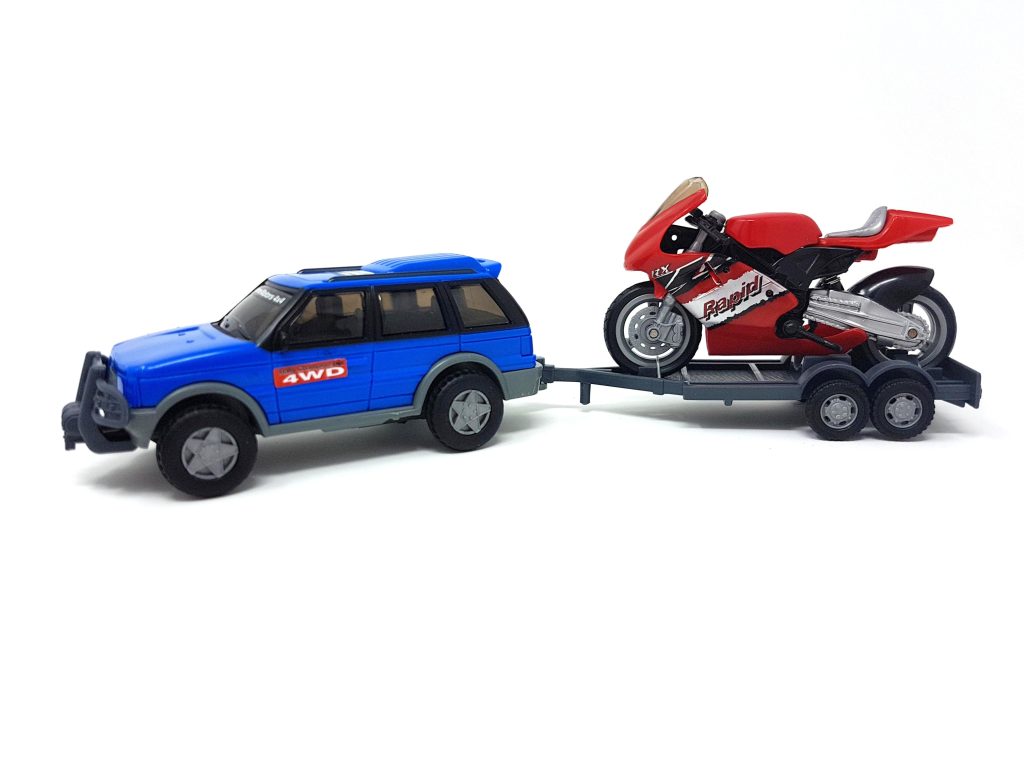 COCHE Y MOTO CON REMOLQUE