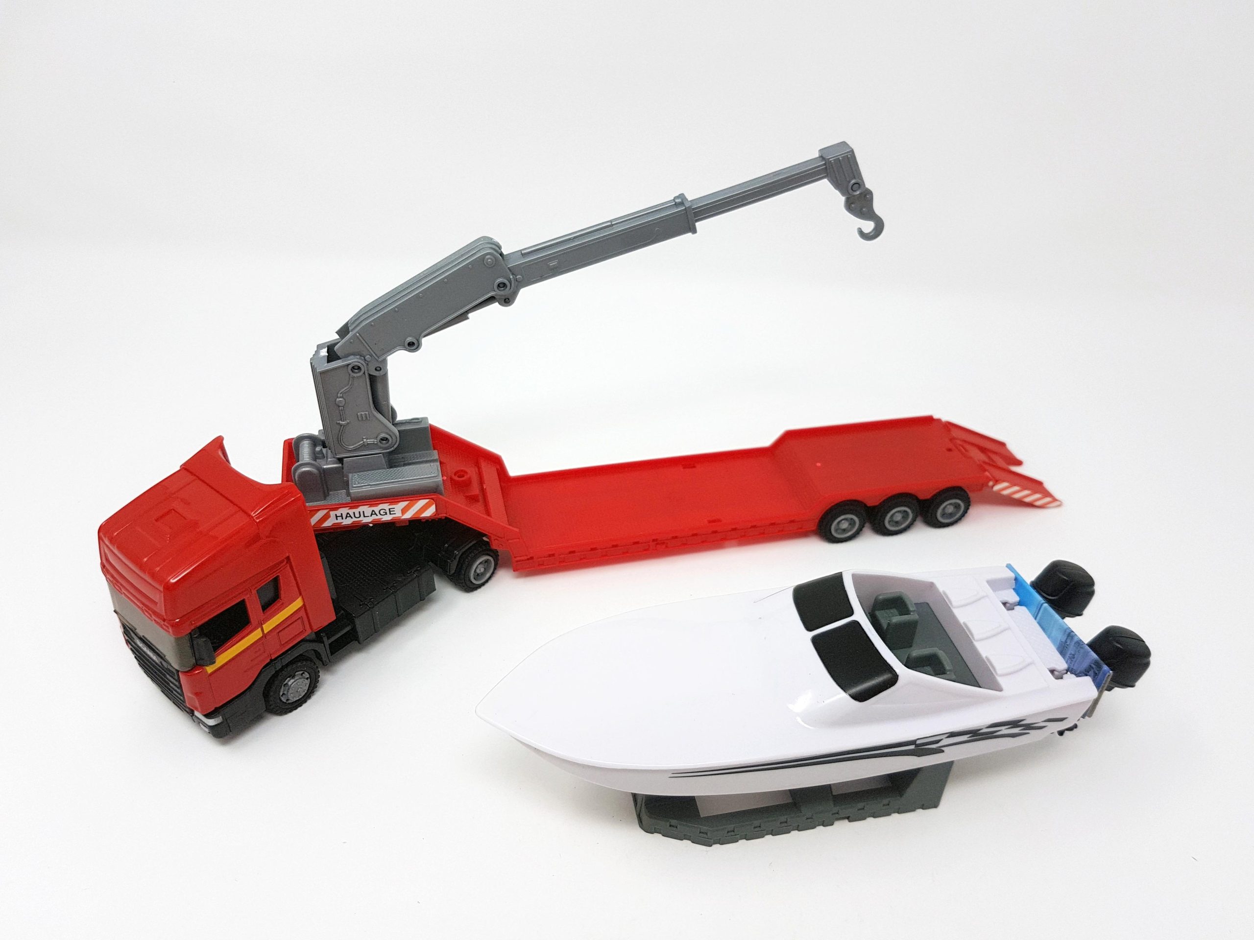 CAMIÓN TRANSPORTADOR Y LANCHA